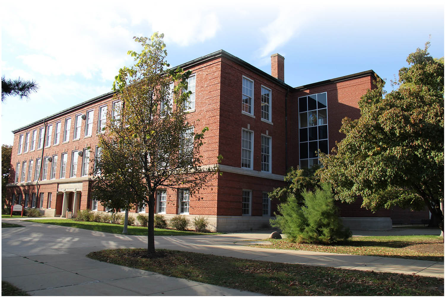 Photo of Edwards Hall, on the Illinois State University campus. 